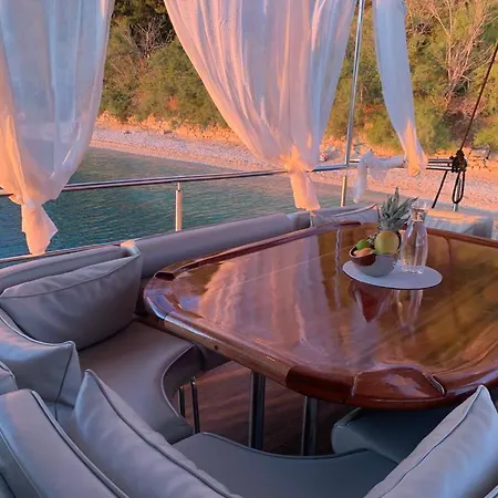 Trebenna Úszó hotel Omiš